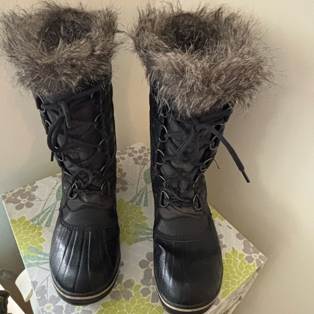 Sorel Black and Gray Winter Boots with Fur - Picture 6 of 8